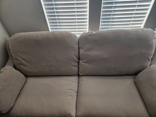 Sofa with washable zip pillows